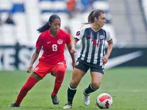 Jayde Riviere (L) du Canada rivalise pour le ballon avec Priscila Chinchilla (R) du Costa Rica lors de leur match de football du championnat féminin Concacaf 2022, au stade BBVA Bancomer à Monterrey, État de Nuevo Leon, Mexique, le 11 juillet 2022. (Photo par / AFP)