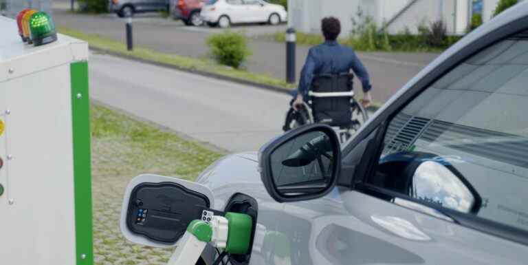 Ford teste la recharge robotique des véhicules électriques comme aide aux conducteurs handicapés