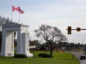 Au milieu des bouleversements culturels et sociaux en cours aux États-Unis, de plus en plus d'Américains envisagent sérieusement de déménager au nord de la frontière.  Mais monter les enchères et déménager au Canada, bien sûr, est plus difficile qu'il n'y paraît.