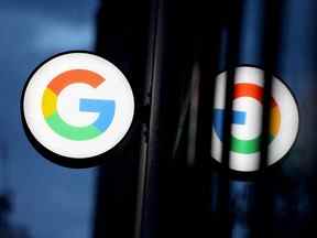 Le logo de Google à l'extérieur d'un Google Store à New York.
