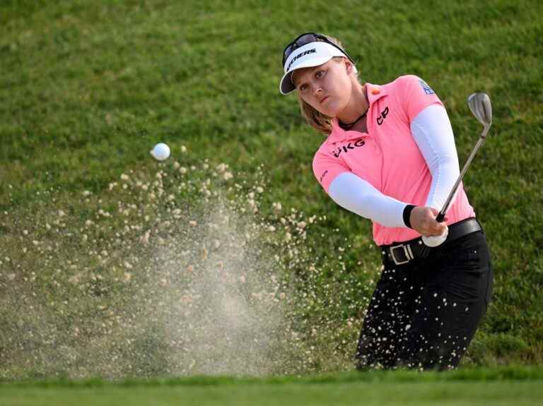 Henderson tire le 2e d’affilée 64, mène Evian de 3 coups