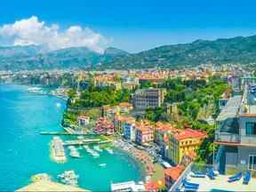 Vue aérienne de la ville de Sorrente, côte amalfitaine, Italie