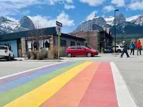 PHOTO DE DOSSIER: Le passage pour piétons Pride à l'entrée arrière du Canmore Civic Center le 7 mai 2021.