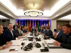 Les premiers ministres se mêlent lors d'une séance de photos lors de la réunion d'été des premiers ministres du Canada au Fairmont Empress à Victoria, le lundi 11 juillet 2022. Les premiers ministres du Canada se réunissent à nouveau aujourd'hui à Victoria après une journée de pourparlers dominée par les soins de santé.