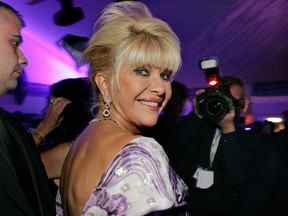 Ivana Trump sourit à sa fête d'anniversaire tardive au club Pangea Soleil lors du 59e Festival de Cannes à Cannes, le 24 mai 2006.