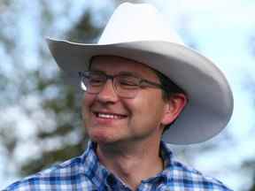 Pierre Poilievre lors de l'événement barbecue Stampede du Parti conservateur du Canada qui s'est tenu au Heritage Park à Calgary.