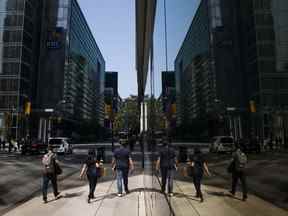 Piétons marchant dans le quartier financier de Toronto.