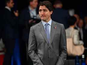 Le premier ministre Justin Trudeau regarde le début de la première session plénière du sommet de l'OTAN au centre de congrès Ifema à Madrid, le 29 juin.