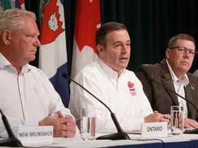 Le premier ministre de l'Alberta, Jason Kenney, au centre, avec le premier ministre de l'Ontario, Doug Ford, à gauche, et le premier ministre de la Saskatchewan, Scott Moe, lors de la réunion des premiers ministres provinciaux et territoriaux en 2019. Kenney demande aux premiers ministres du Canada, réunis cette semaine à Victoria, de passer à la reconnaissance mutuelle des réglementations provinciales. .