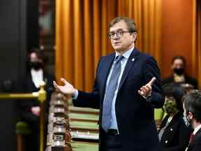 Le ministre des Ressources naturelles Jonathan Wilkinson se lève pendant la période des questions à la Chambre des communes sur la Colline du Parlement à Ottawa le vendredi 8 avril 2022.