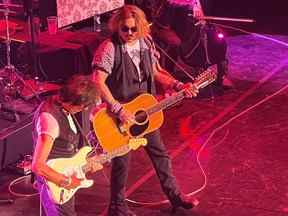 L'acteur Johnny Depp rejoint le musicien Jeff Beck sur scène lors d'un concert à Gateshead, en Grande-Bretagne, le 2 juin 2022 sur cette photo obtenue par Reuters sur les réseaux sociaux.