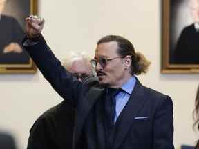 Johnny Depp fait des gestes aux spectateurs devant le tribunal après avoir clôturé les plaidoiries au palais de justice du comté de Fairfax à Fairfax, en Virginie, le vendredi 27 mai 2022.