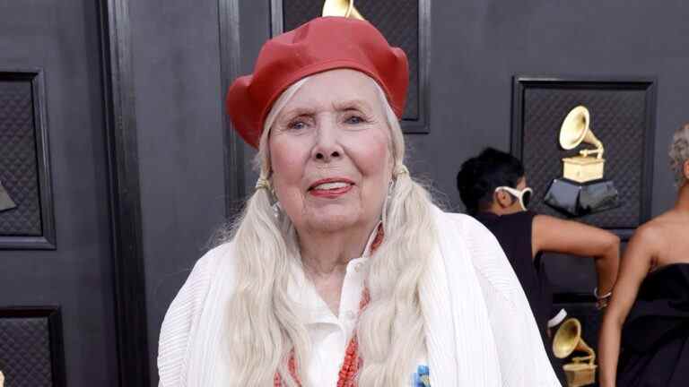 Joni Mitchell parle de l'ensemble surprise du festival folk de Newport : "Je n'ai pas l'air trop mal"
