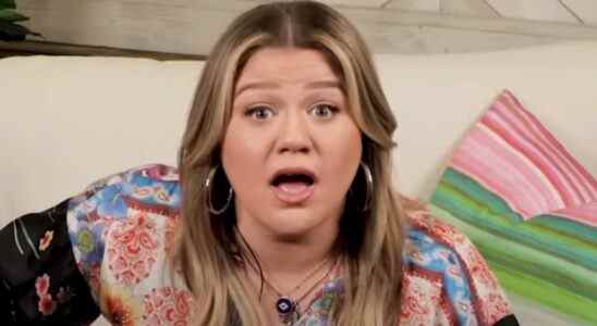 Kelly Clarkson est connue pour sa voix, mais ses compétences en poussée de hanche sont au rendez-vous dans la vidéo BTS de Talk Show