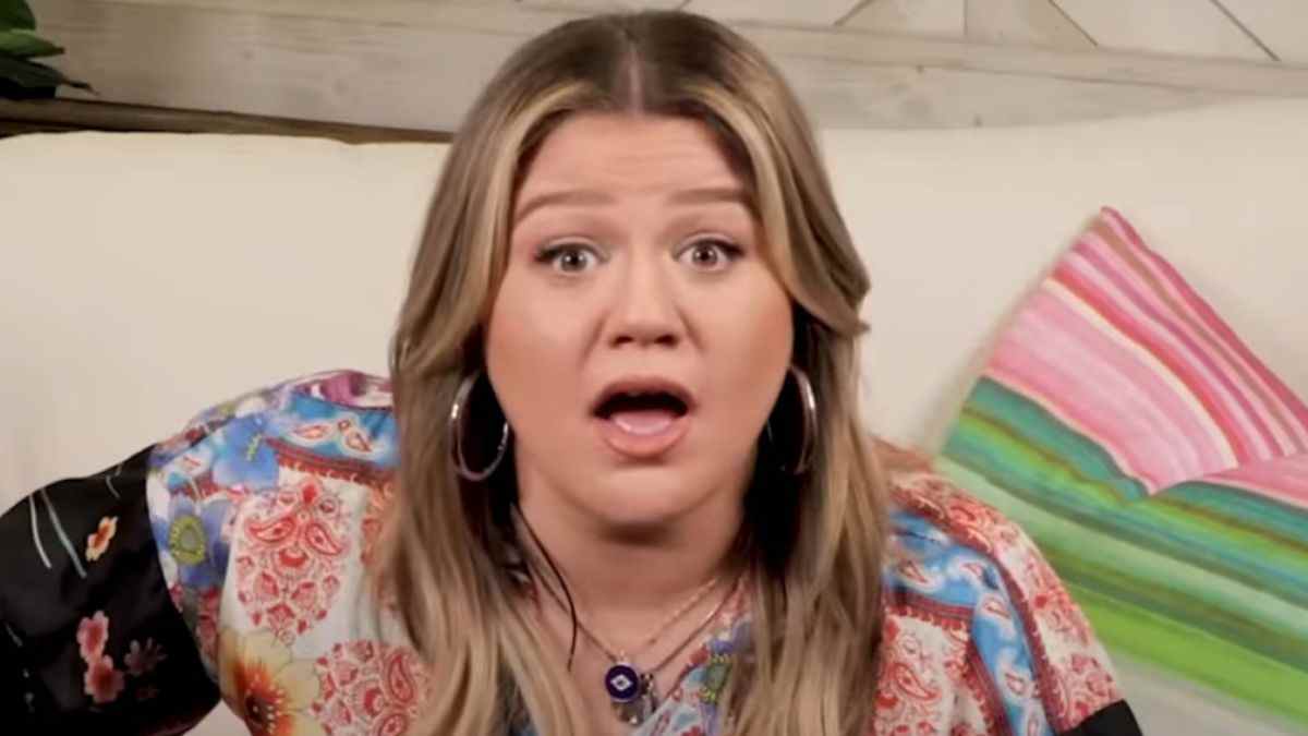 Kelly Clarkson est connue pour sa voix, mais ses compétences en poussée de hanche sont au rendez-vous dans la vidéo BTS de Talk Show
