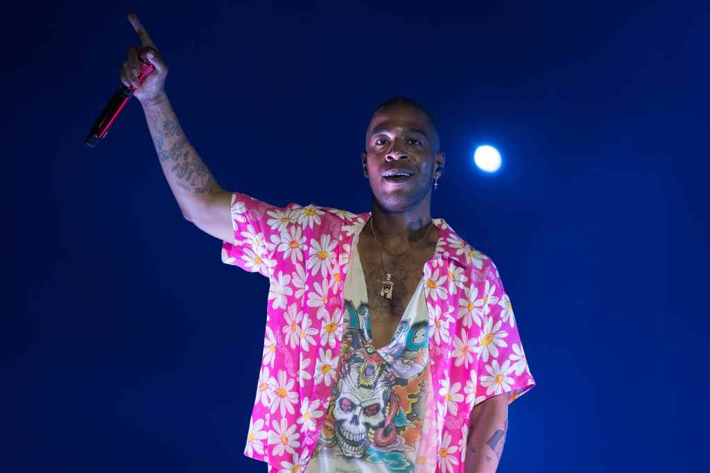 Kid Cudi frappé par des bouteilles d'eau à Rolling Loud Miami, quitte la scène après quatre chansons les plus populaires doivent être lues Inscrivez-vous aux newsletters Variety Plus de nos marques
	
	
