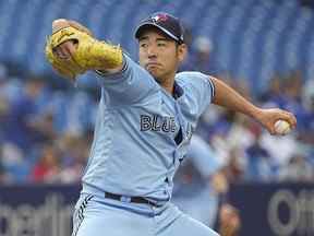 Le lanceur partant des Blue Jays de Toronto Yusei Kikuchi lance un lancer contre les Rays de Tampa Bay lors de la première manche au Rogers Centre le 30 juin 2022.