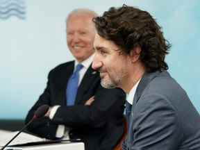 Le président américain Joe Biden et le premier ministre canadien Justin Trudeau assistent à une session lors du sommet du G7 à Carbis Bay, Cornwall, Grande-Bretagne, le 11 juin 2021.