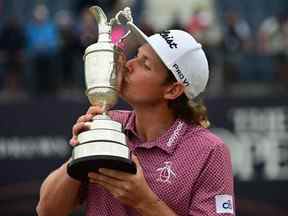 L'Australien Cameron Smith embrasse le Claret Jug après avoir remporté le 150e British Open à St Andrews en Écosse.