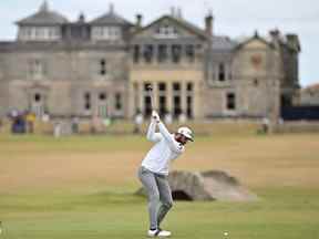 Le golfeur américain Cameron Young joue à partir du 18e tee lors de son premier tour 64 le premier jour du 150e British Open Golf Championship sur le Old Course à St Andrews en Écosse le 14 juillet 2022. -