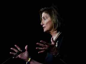 La présidente de la Chambre des États-Unis, Nancy Pelosi, tient sa conférence de presse hebdomadaire avec des journalistes à Capitol Hill à Washington, États-Unis, le 14 juillet 2022.