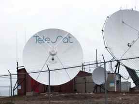 Une station satellite Teslesat à Iqaluit, Nunavut.