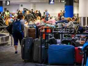 Des bagages non réclamés sont photographiés au terminal 3 de l'aéroport international Pearson le 5 juillet 2022