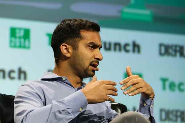 La co-fondatrice d’Instacart, Apoorva Mehta, vérifie