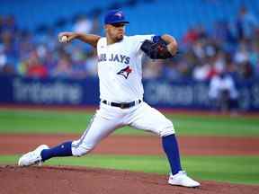 Jose Berrios des Blue Jays de Toronto livre un lancer en première manche contre les Phillies de Philadelphie au Rogers Centre.