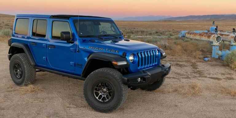 La marée haute du Jeep Wrangler 2022 se tient debout