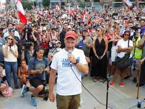 James Topp, un vétéran des Forces canadiennes qui a marché à travers le Canada pour protester contre les mandats de la COVID-19, s'adresse à ses partisans alors qu'il arrive à la Tombe du soldat inconnu et au Monument commémoratif de guerre du Canada avant la fête du Canada à Ottawa, le 30 juin 2022.