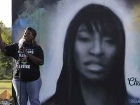 Tonya Isabell, à gauche, prend la parole le 18 juin 2020, lors d'une veillée pour sa cousine Charleena Lyles, photographiée à droite, à l'occasion du troisième anniversaire de sa mort, à Seattle.