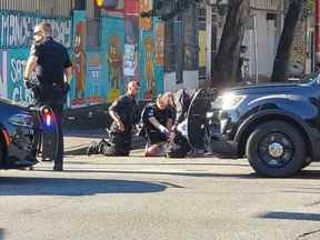 Un homme a été abattu dans le Downtown Eastside de Vancouver dans ce que des témoins décrivent comme une fusillade impliquant la police le samedi 30 juillet 2022. Photo : Trey Helten [PNG Merlin Archive]