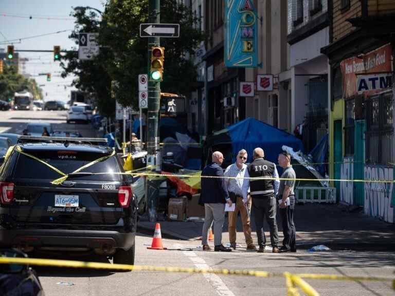 La police tire sur un homme après qu’un policier a été blessé avec une arme dans un quartier difficile de Vancouver