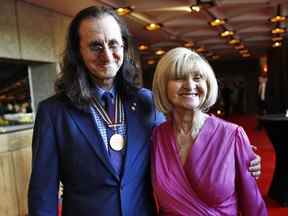 Le chanteur de Rush, Geddy Lee, a déclaré que sa mère Mary Weinrib, vue ici avec lui en 2012, était ouverte sur son expérience dans les camps de concentration en Allemagne.  Un nouveau logiciel a identifié des photos de Weinrib, décédé en 2021, dans un camp.