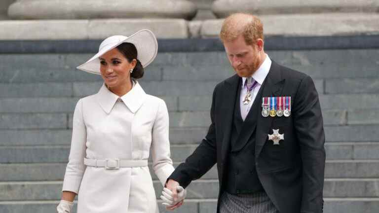 La reine a dit «Dieu merci, Meghan ne viendra pas» aux funérailles de Philip, selon un livre