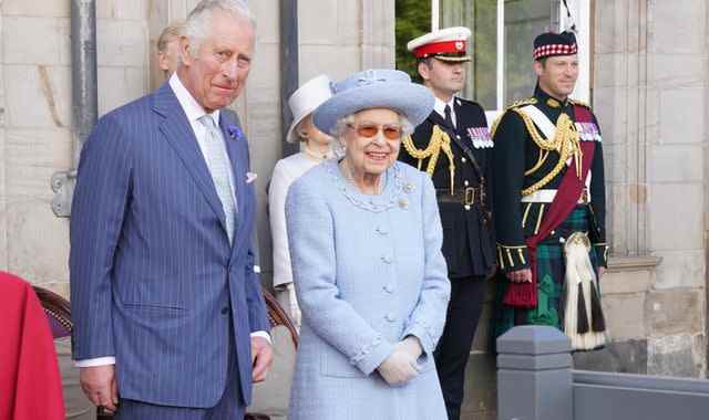 La reine de bonne humeur alors qu’elle rejoint le prince Charles pour un événement militaire unique dans son palais d’Édimbourg