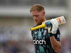 L'Anglais Ben Stokes réagit en quittant le terrain après avoir été renvoyé pour une jambe avant le guichet (LBW) lors du premier match de cricket international d'un jour (ODI) entre l'Angleterre et l'Afrique du Sud au terrain de cricket Riverside à Durham, au nord-est de l'Angleterre en juillet 19, 2022.