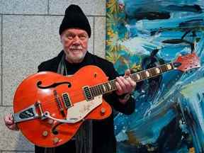 Le musicien canadien Randy Bachman retrouve sa guitare d'origine à Tokyo, au Japon, le vendredi 1er juillet 2022.