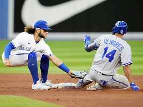 Bo Bichette des Blue Jays de Toronto marque Edward Olivares des Royals de Kansas City lors de leur match de la MLB au Rogers Centre le 14 juillet 2022 à Toronto.