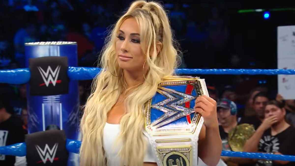 La star de la WWE Carmella a riposté après qu'une star de Jersey Shore l'ait accusée de lui avoir volé son look
