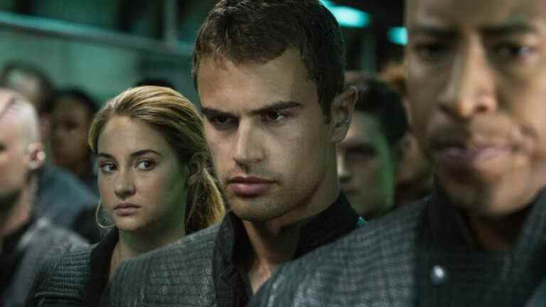 La star divergente Theo James partage son approche pour jouer autant de personnages littéraires au fil des ans
