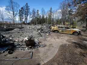 Une propriété détruite par le feu enregistrée au nom de Gabriel Wortman au 200 Portapique Beach Road est vue à Portapique, en Nouvelle-Écosse, le vendredi 8 mai 2020. La violence domestique dans la famille de l'homme qui a perpétré le massacre de 2020 en Nouvelle-Écosse générations, selon des preuves publiées aujourd'hui dans le cadre d'une enquête publique. LA PRESSE CANADIENNE/Andrew Vaughan