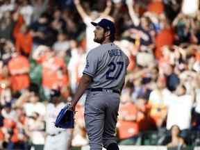 Le lanceur partant des Dodgers de Los Angeles, Trevor Bauer, regarde le home run en solo de Jose Altuve des Astros de Houston lors de la première manche d'un match de baseball, le mercredi 26 mai 2021, à Houston.