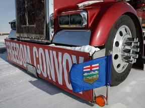 Un convoi de camions de manifestants du mandat du vaccin anti-COVID-19 continue de bloquer l'autoroute au passage frontalier américain très fréquenté à Coutts, en Alberta, le mercredi 2 février 2022.