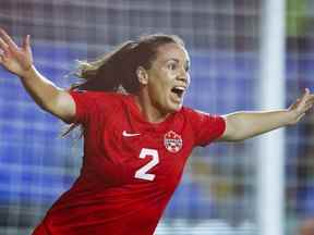 La défenseuse canadienne Allysha Chapman (2) célèbre son but contre la Jamaïque lors d'un match de demi-finale du championnat CONCACAF W 2022 au stade universitaire de Monterrey, au Mexique, le 14 juillet 2022.