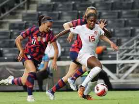 Nichelle Prince du Canada en action avec Sophia Smith des États-Unis, lors de la finale du championnat Concacaf W au stade BBVA de Monterrey, au Mexique, le 18 juillet 2022.