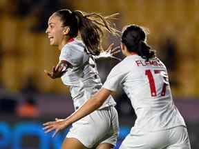 Julia Grosso (L) du Canada célèbre après avoir marqué contre le Panama lors de son match de football du Championnat féminin de la Concacaf 2022, au stade Universitario de Monterrey, dans l'État de Nuevo Leon, au Mexique, le 8 juillet 2022.