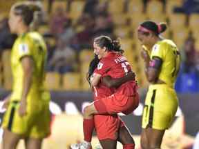 Jessie Fleming du Canada célèbre avec ses coéquipières après avoir marqué le premier but de son équipe lors de la demi-finale entre le Canada et la Jamaïque dans le cadre du championnat Concacaf W 2022 au stade Universitario le 14 juillet 2022 à Monterrey, au Mexique.