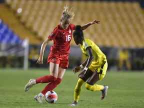 Janine Beckie du Canada se bat pour le ballon avec Deneisha Blackwood de la Jamaïque lors de la demi-finale entre le Canada et la Jamaïque dans le cadre du championnat Concacaf W 2022 au stade Universitario le 14 juillet 2022 à Monterrey, au Mexique.